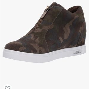 New unworn camo waterproof Blondo zip up sneakers